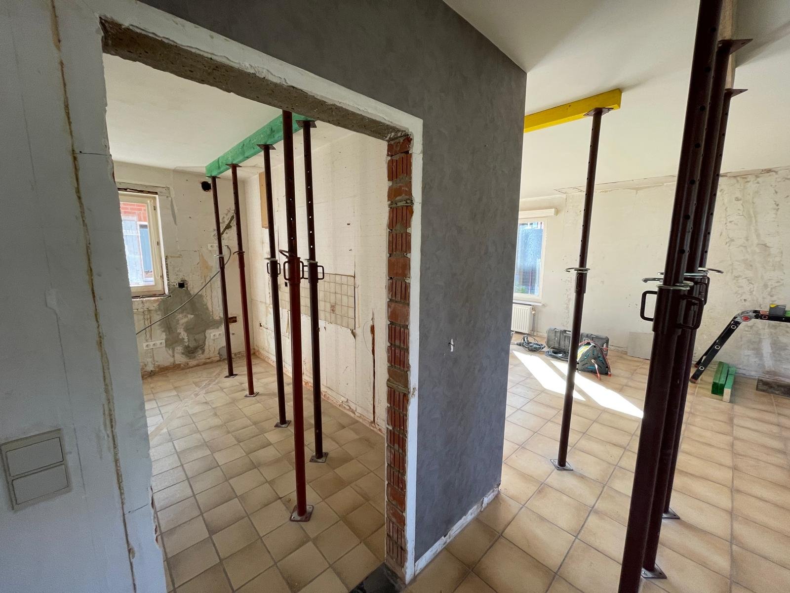 Nieuwe doorgang en hersteld metselwerk tijdens renovatie