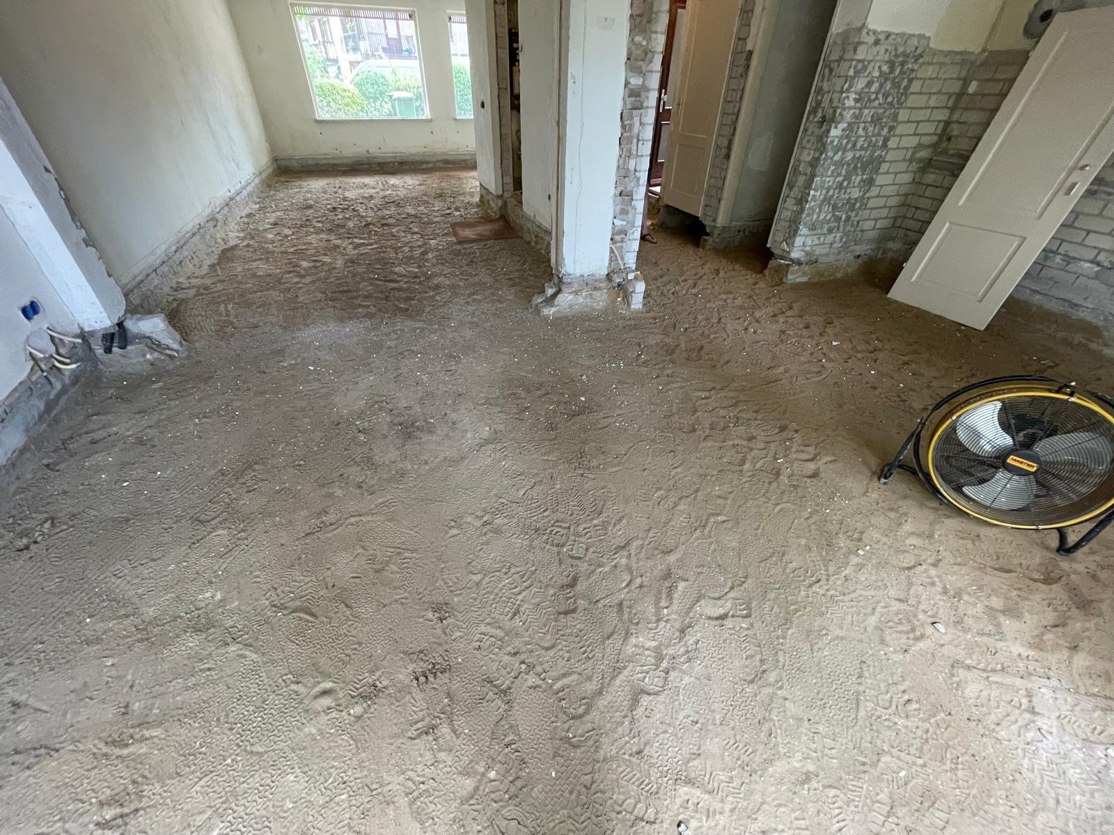 Volledig ontruimde ruimte klaar voor renovatie