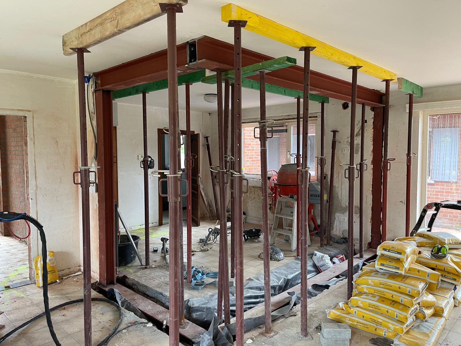 Stalen draagconstructie tijdens renovatie